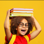 Ma Paire de lunettes, boutique Le Mans - Enfant avec des lunettes, des livres sur la tête et sur fond jaune