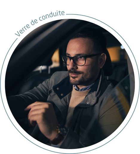 homme brun dans sa voiture qui conduit et porte des lunettes avec des verres optique Le Mans de conduite