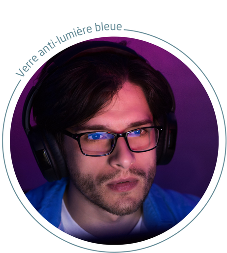 homme qui porte des lunettes avec des verres optiques anti lumière bleue et qui est devant son ordinateur dans le noir