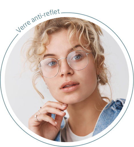Femme blonde qui porte des lunettes avec des verres optiques anti-reflet
